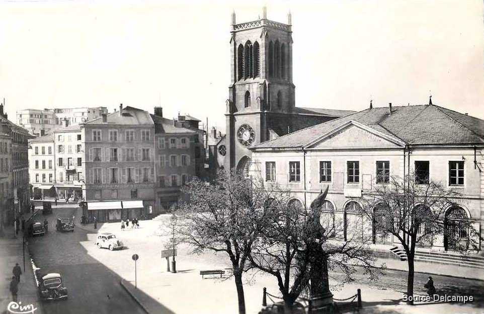 42 Roanne Bourse du Travail et Eglise Saint Etienne.jpg